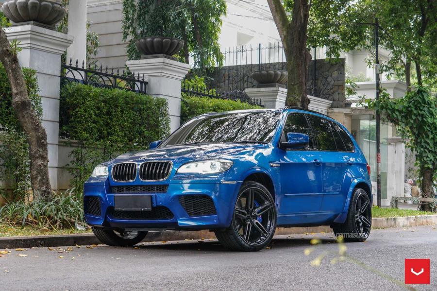  BMW X5 M on Vossen Wheels (HF-1) 2018 года  (фото 1 из 9)